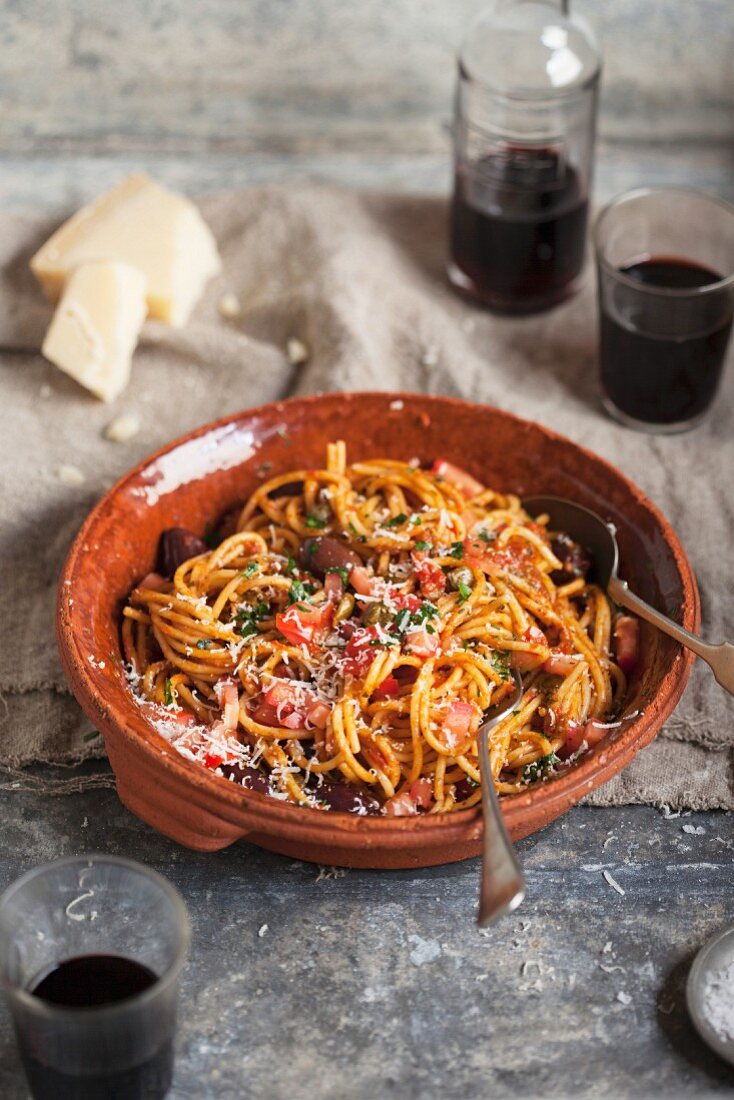Spaghetti with tomatoes, olives and Parmesan