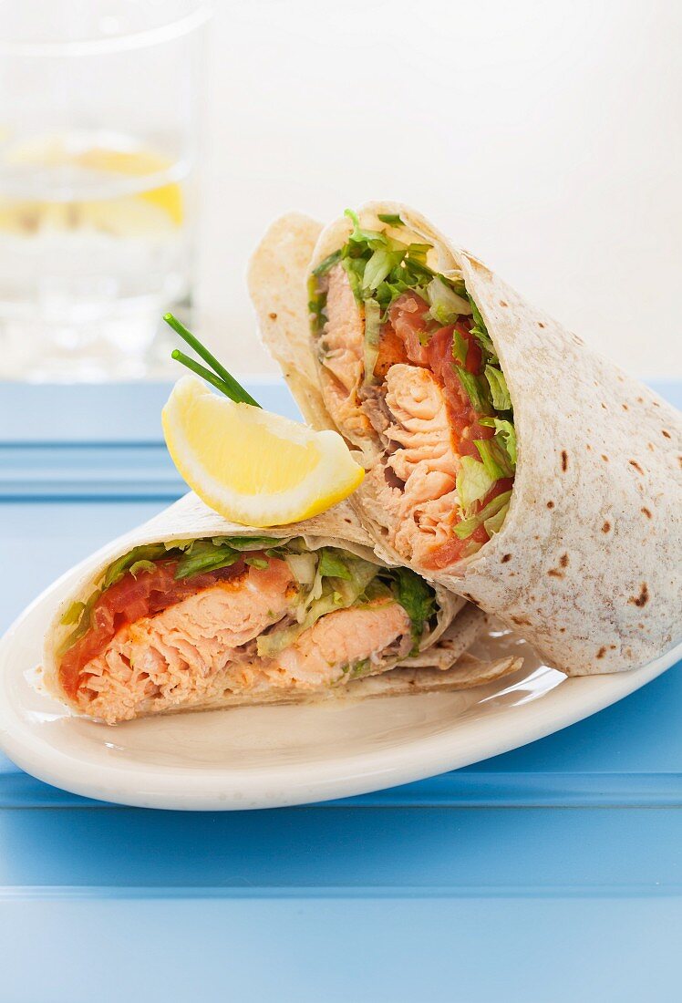 Lachs-Wraps mit Senf, Tomaten und Salat