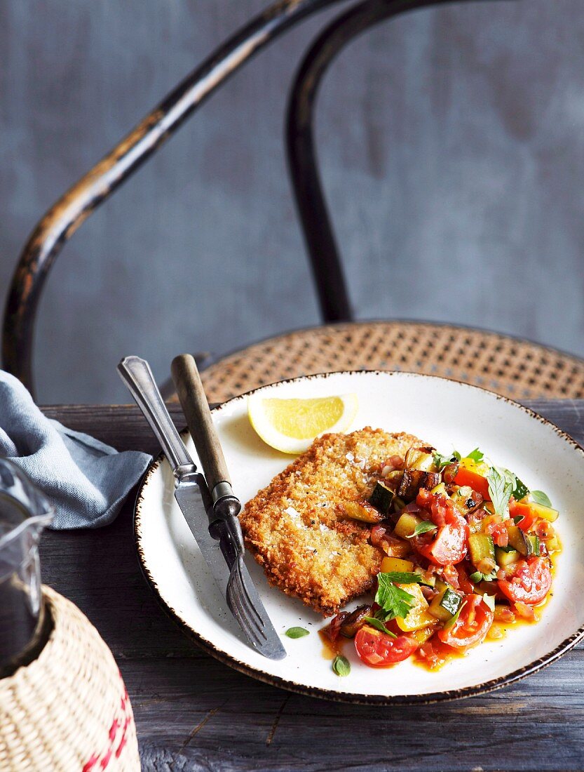 Paniertes Kalbsschnitzel mit Caponata (Italien)