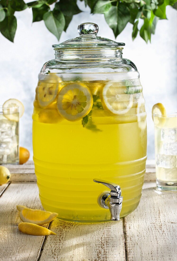 Frische Limonade im Glas mit Zapfhahn