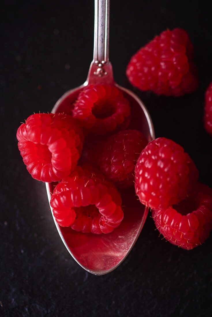 Frische Himbeeren auf Löffel