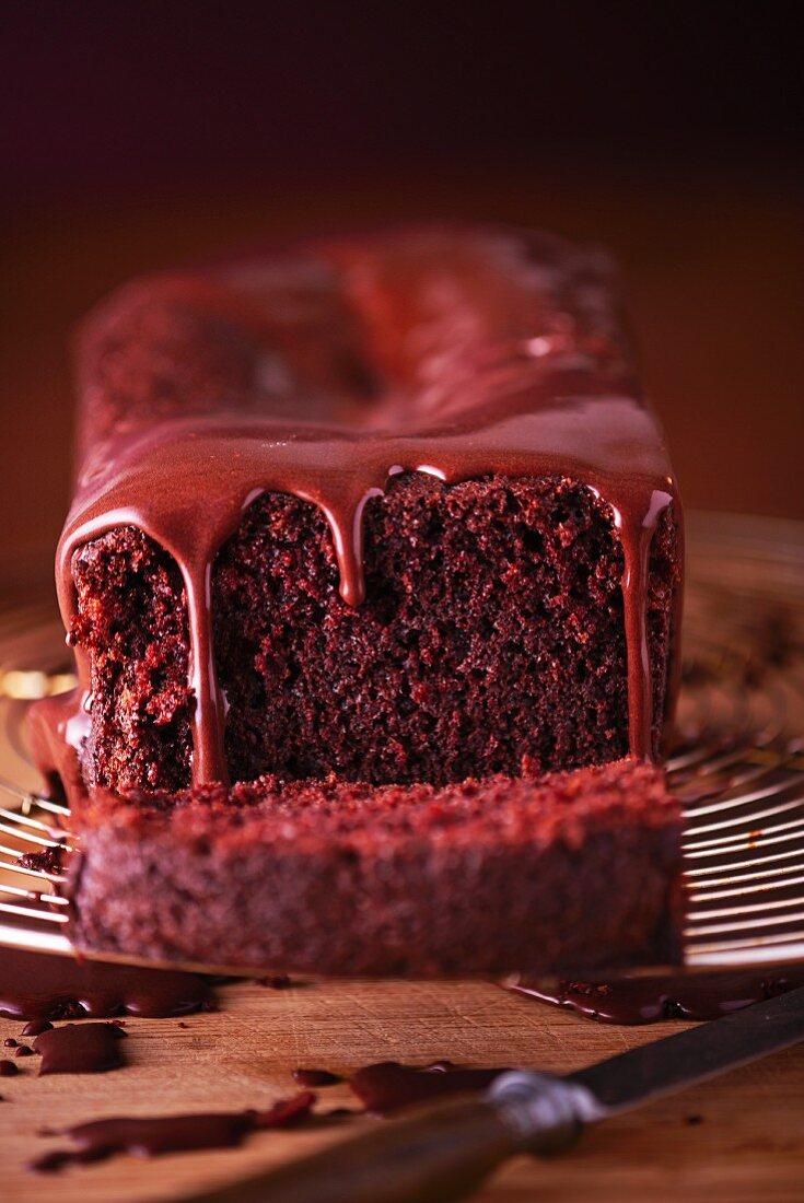 Schokoladenkuchen mit tropfender Schokoladenglasur