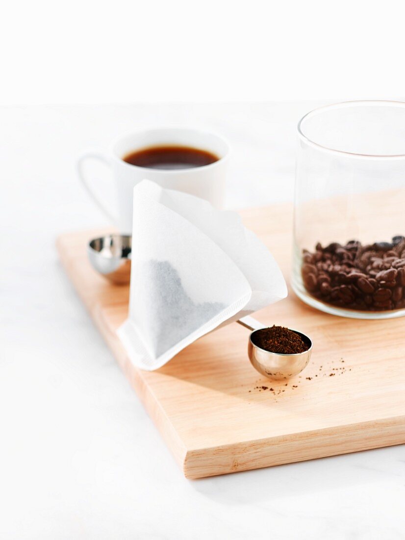 Kaffeepulver, Filter, Chocolatechips und Kaffeetasse