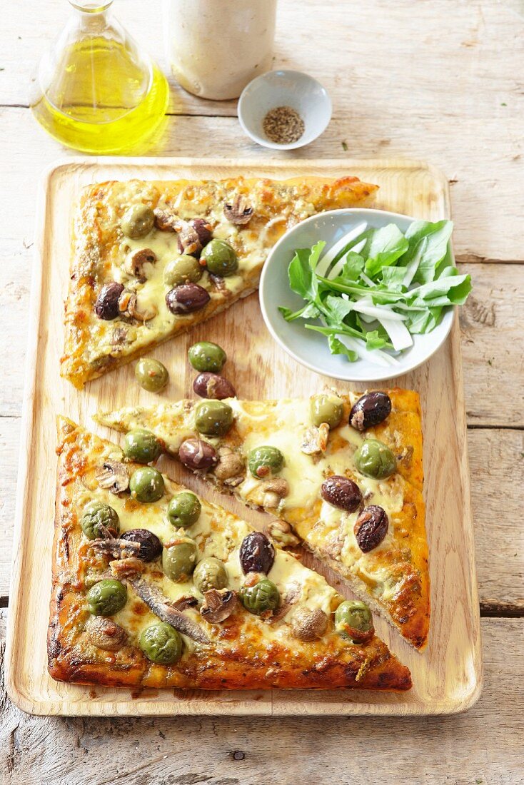 Pizza mit Oliven, Sardellen und Champignons