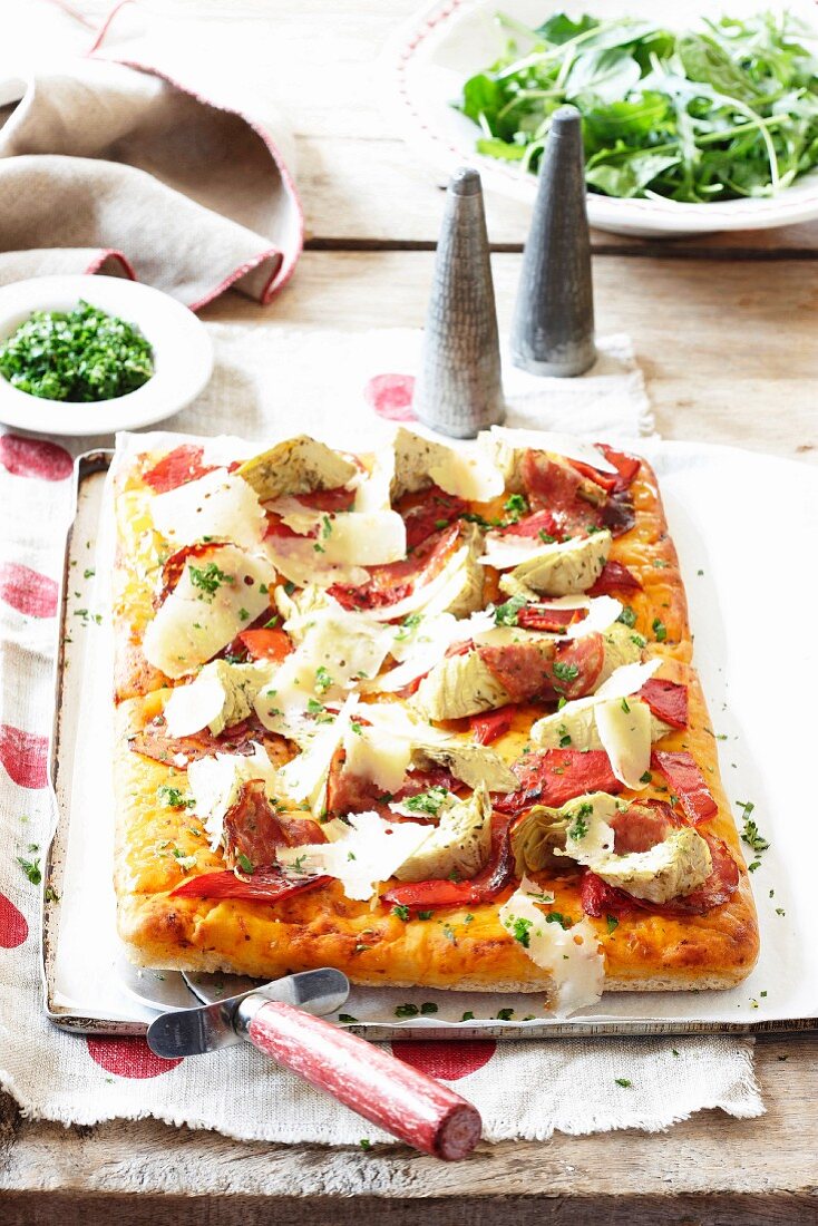 Salamipizza mit Artischocken und Gremolata