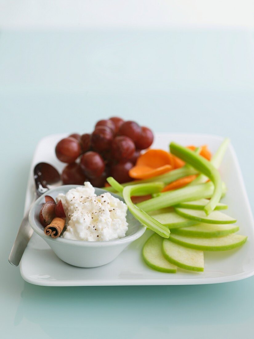 Spiced cottage cheese with fruit and vegetables