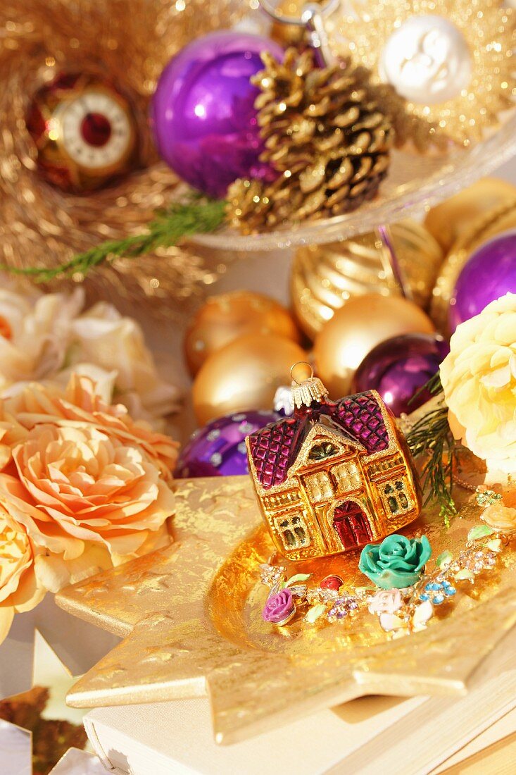 Weihnachtliche Deko in Goldtönen aus Blüten, Christbaumkugeln & Zapfen