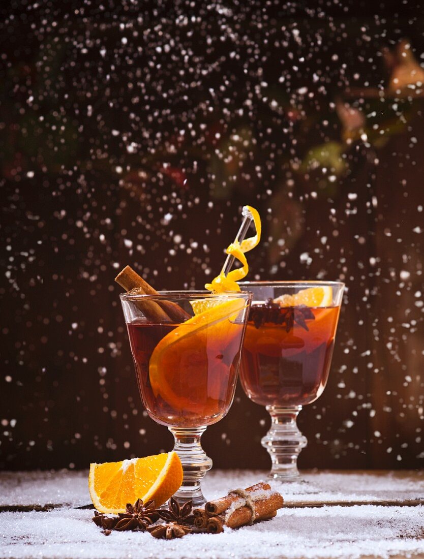 Roter Glühwein mit Orangen, Zimt, Sternanis und Schneeflocken