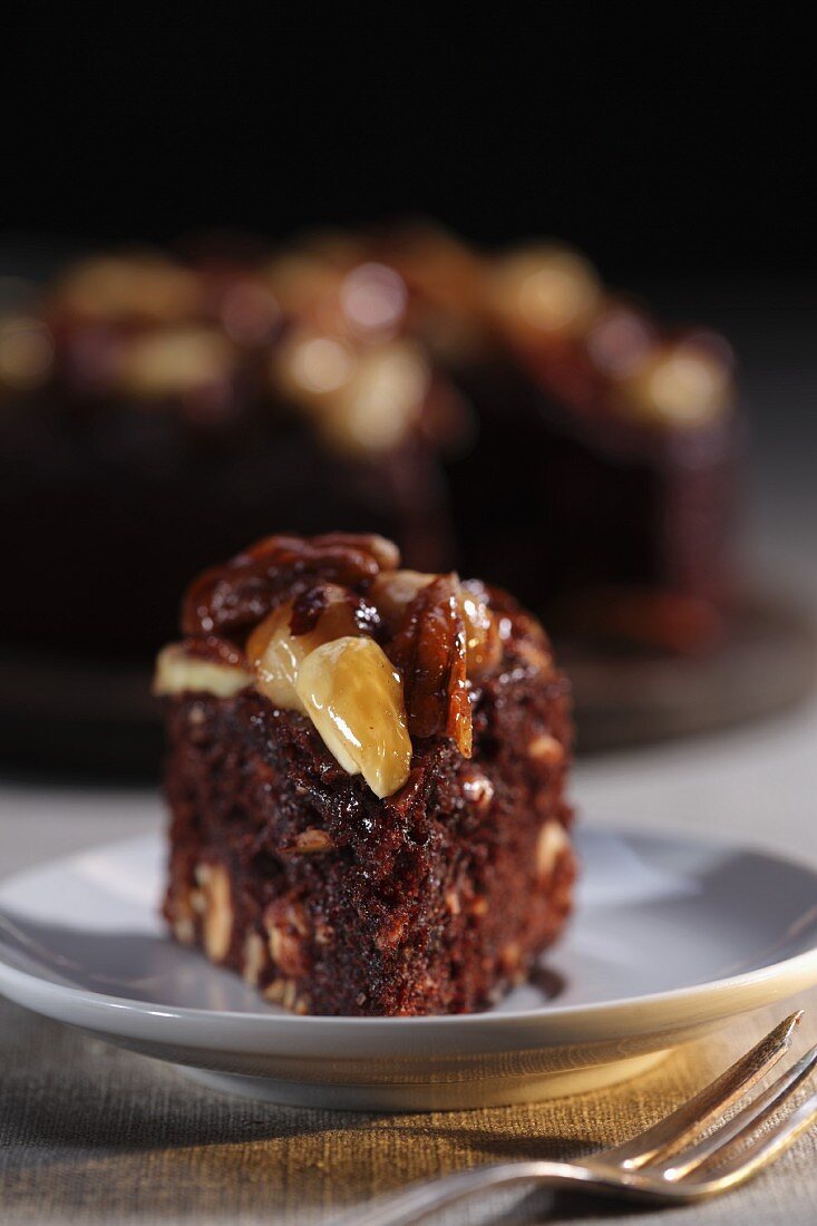 Schokoladenkuchen mit karamellisierten Nüssen