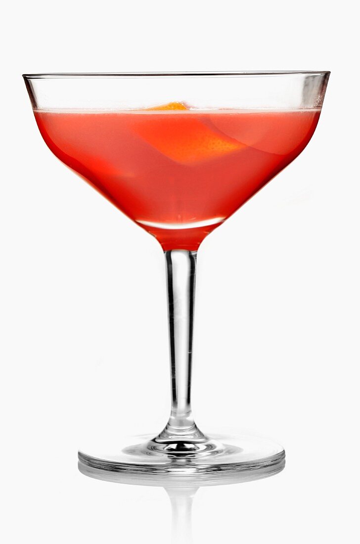 Roter Cocktail mit Orangenschale