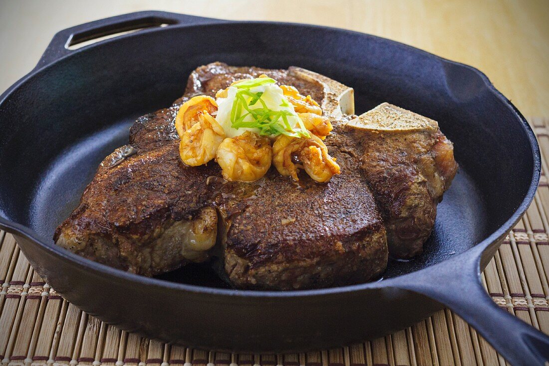 Porterhouse Steak mit Garnelen und Knoblauchbutter