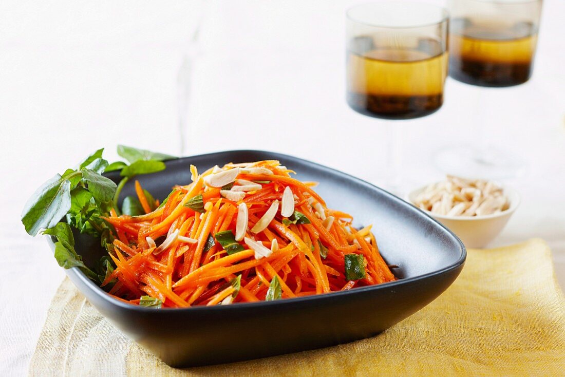 Carrot salad with almonds