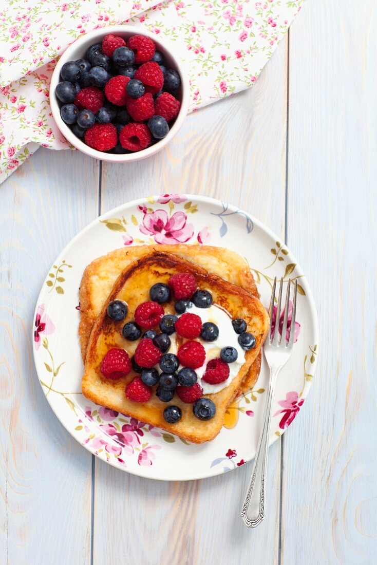 French toast with maple syrup, berries and yoghurt
