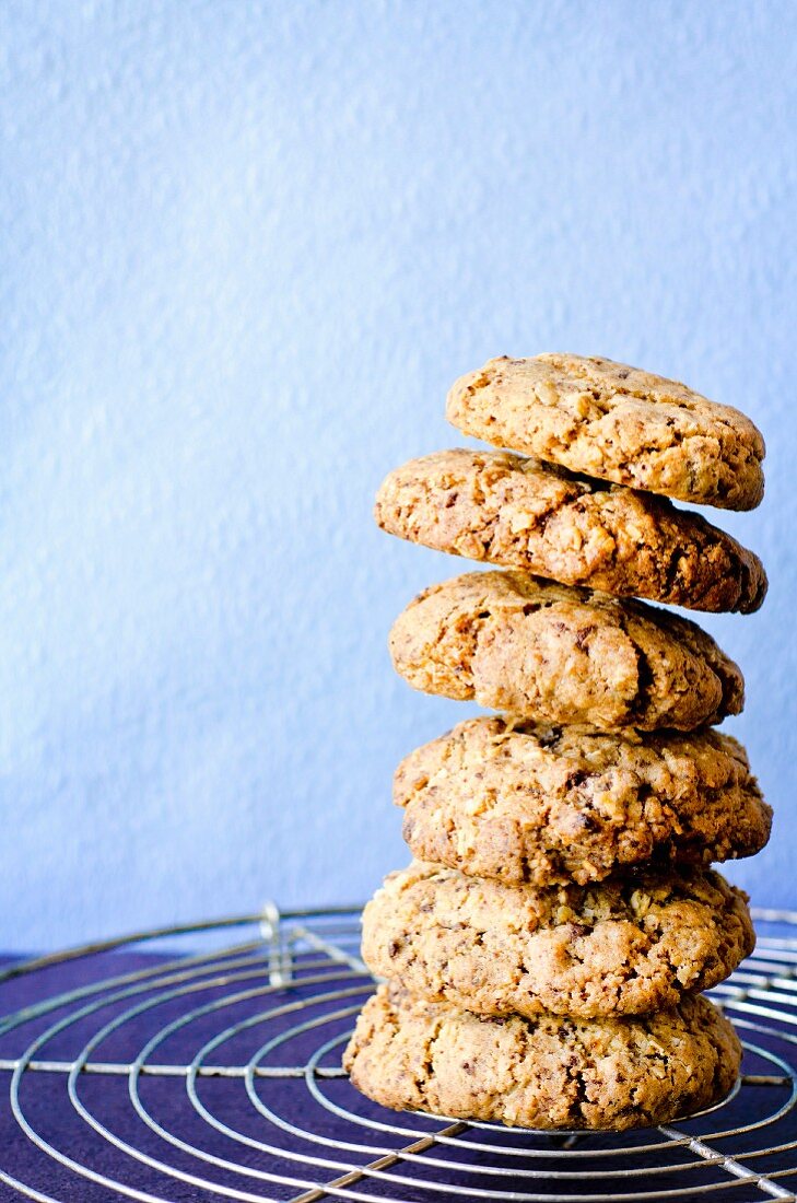 Gestapelte Chocolatechip Cookies auf Abkühlgitter