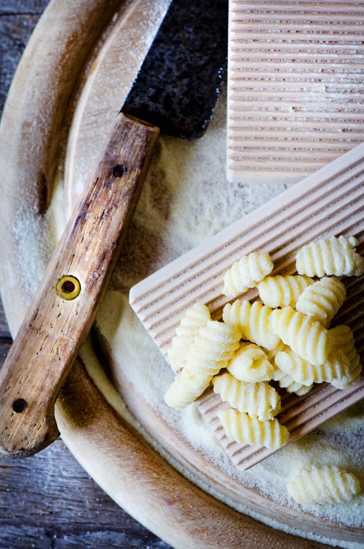 Handgemachte sardische Gnocchetti (Malloreddus) auf Holzteller mit Grieß