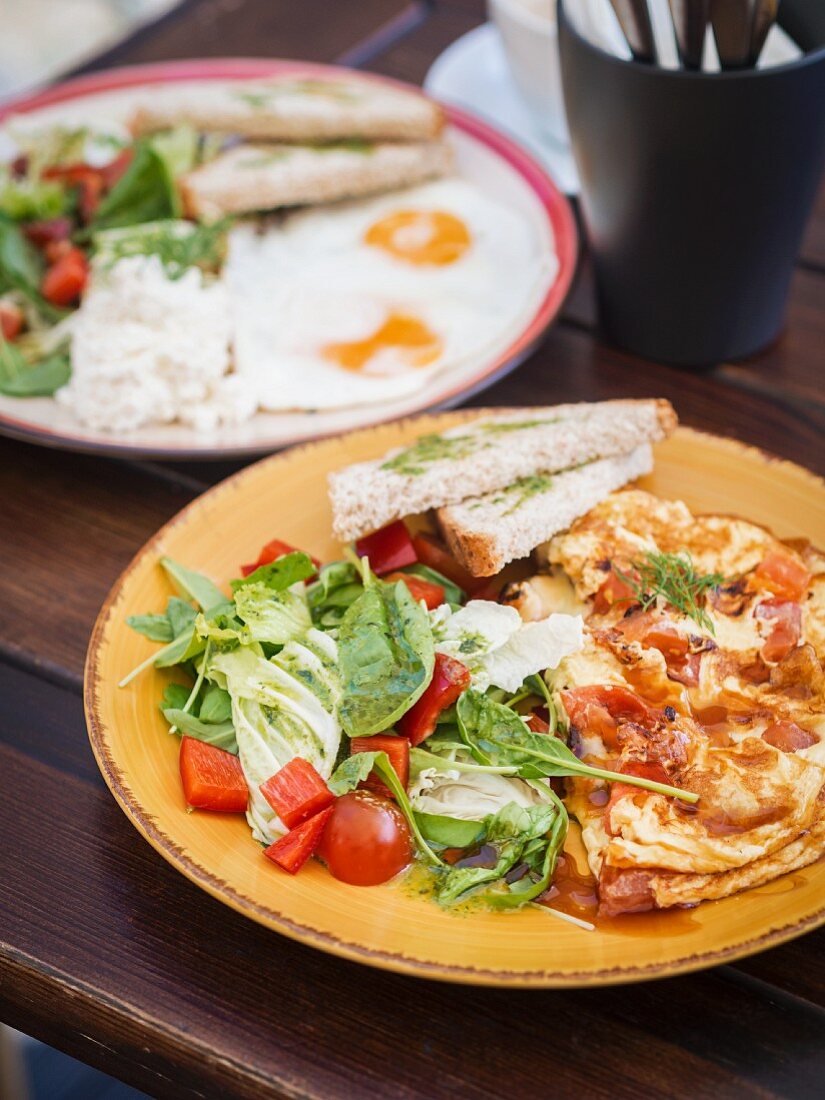 Gesundes Frühstück mit Crepes, Salat, Spiegelei und Toast