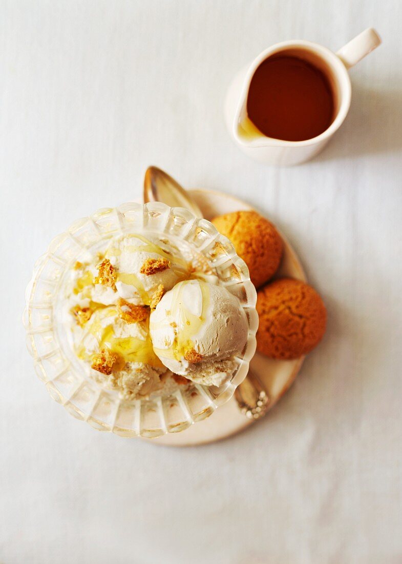 Vanilla ice cream with honey and almond biscuits