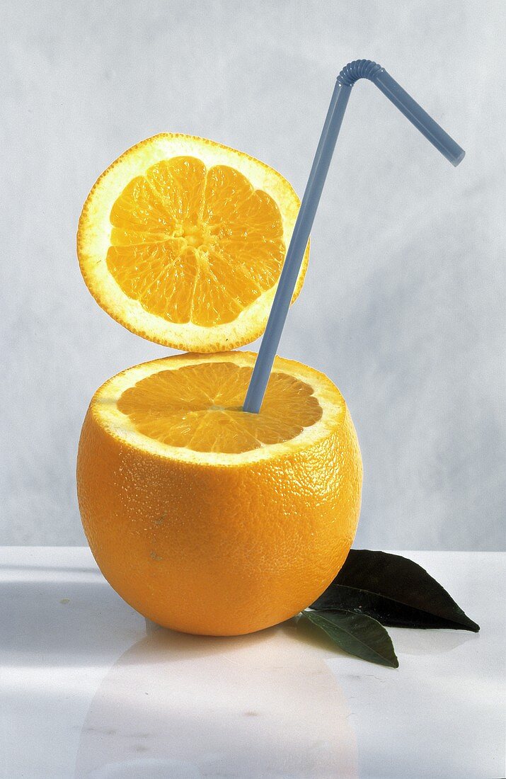 Orange aufgeschnitten mit Strohhalm