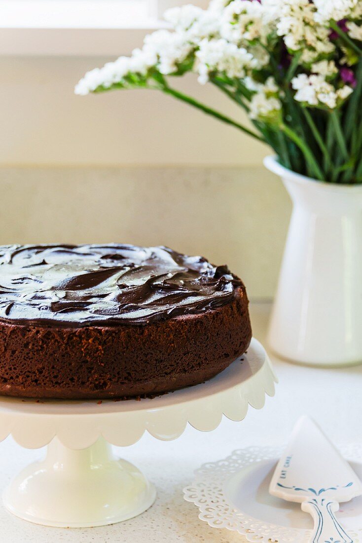 Hausgemachter Schokoladenkuchen auf Kuchenständer