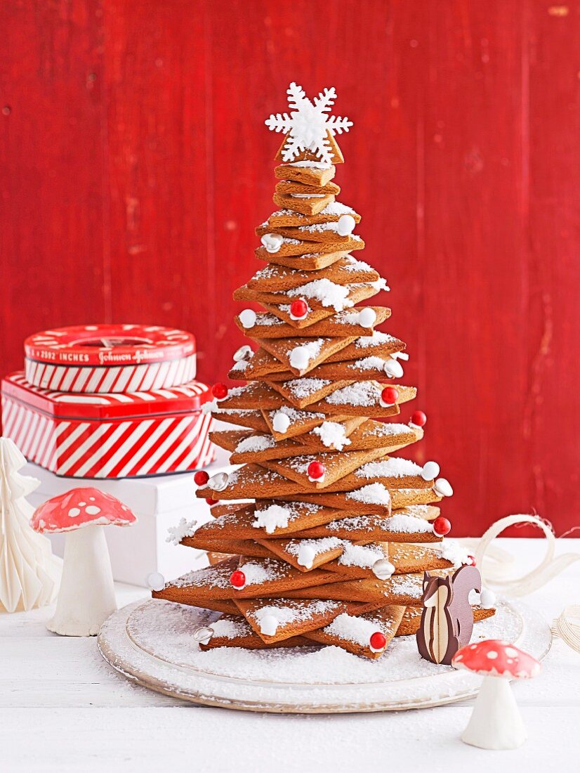 Lebkuchenweihnachtsbaum aus Lebkuchensternen als weihnachtliche Tischdeko