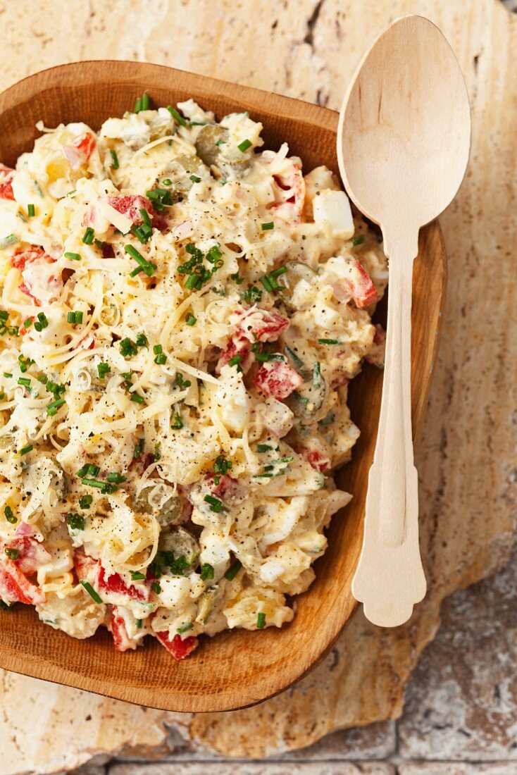 Kartoffelsalat mit Cornichons, Paprika, Gouda und Mayonnaise