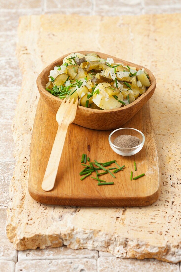 Kartoffelsalat mit Essiggurken, Zwiebeln und Schnittlauch