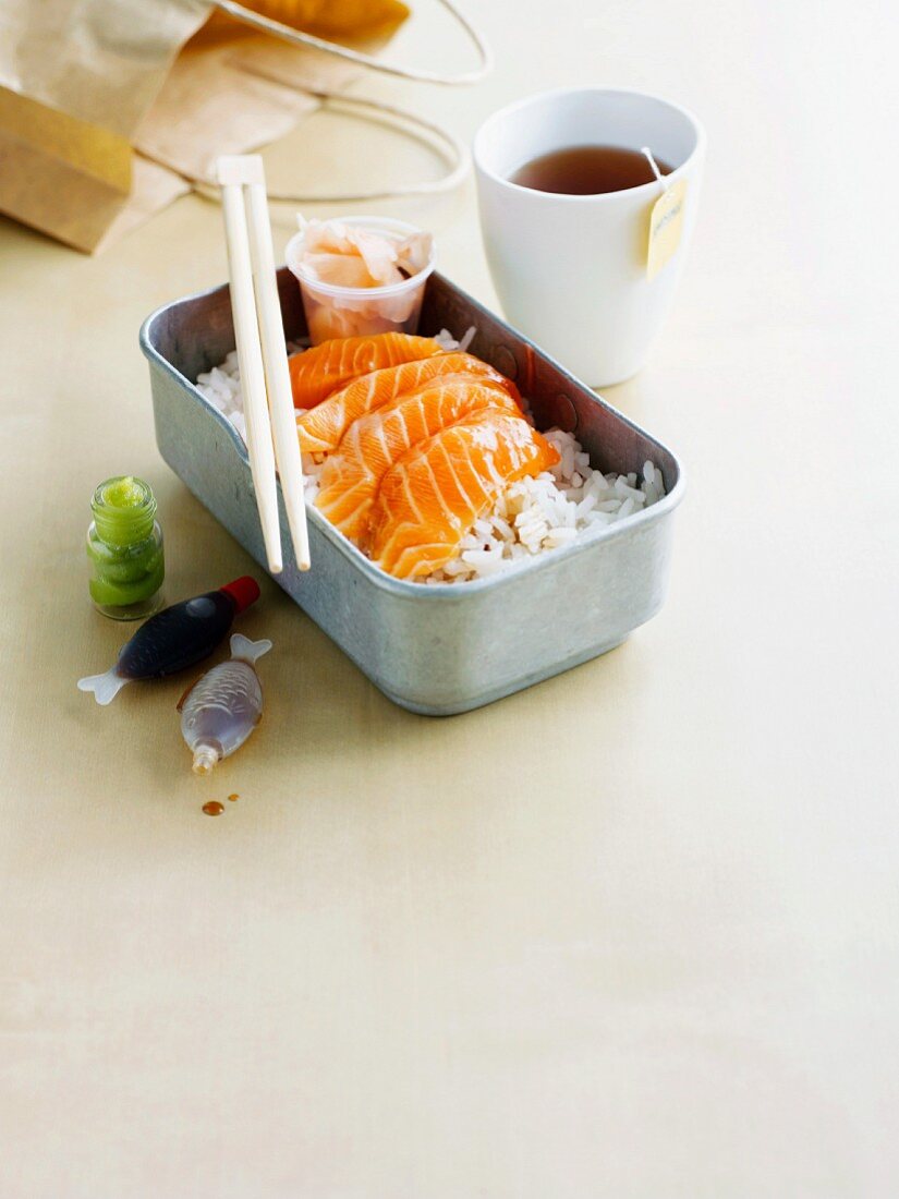 Sushi-Lunchbox und Tee