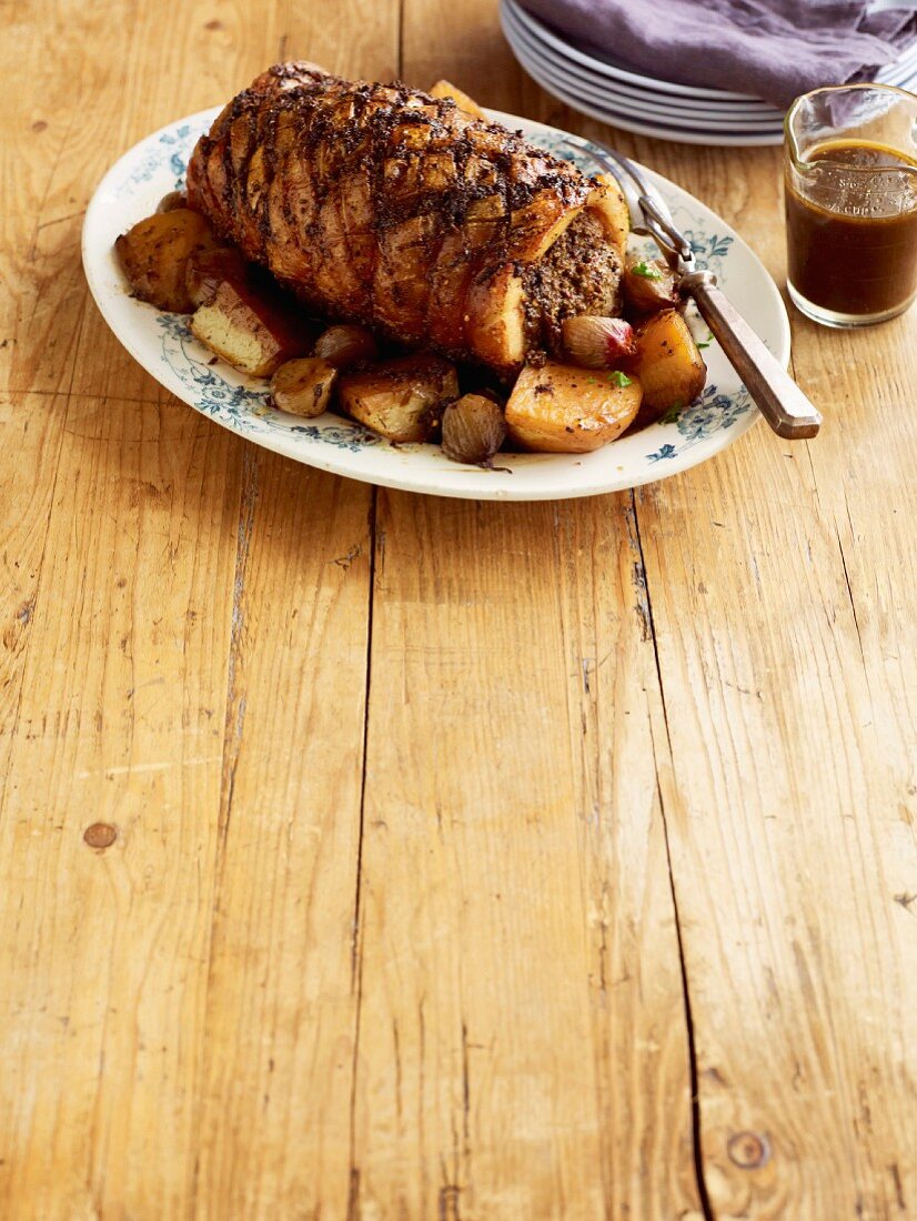 Langsam gebratene Schweineschulter mit Fenchel und Chili