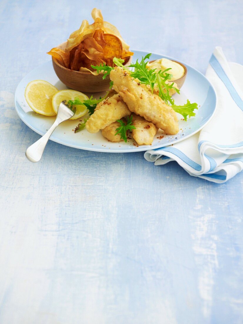 Tempura-Fischfilets mit Aioli und Gemüsechips