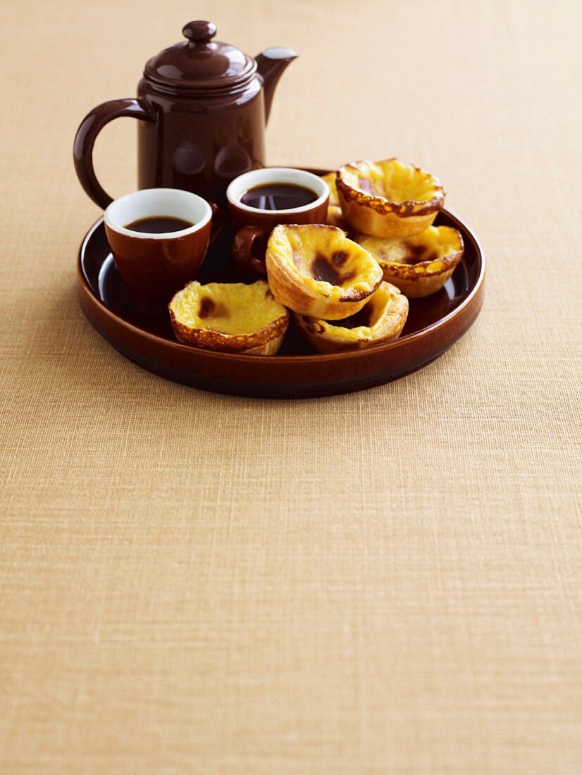 Portugiesische Puddingtörtchen mit Kardamomkaffee