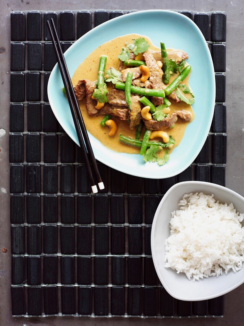 Kokos-Rindfleisch mit grünen Bohnen und Cashewkernen (Asien)