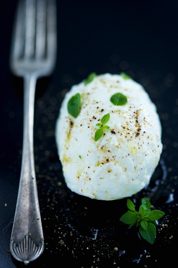 Mozzarella mit Salz, Pfeffer und Oregano