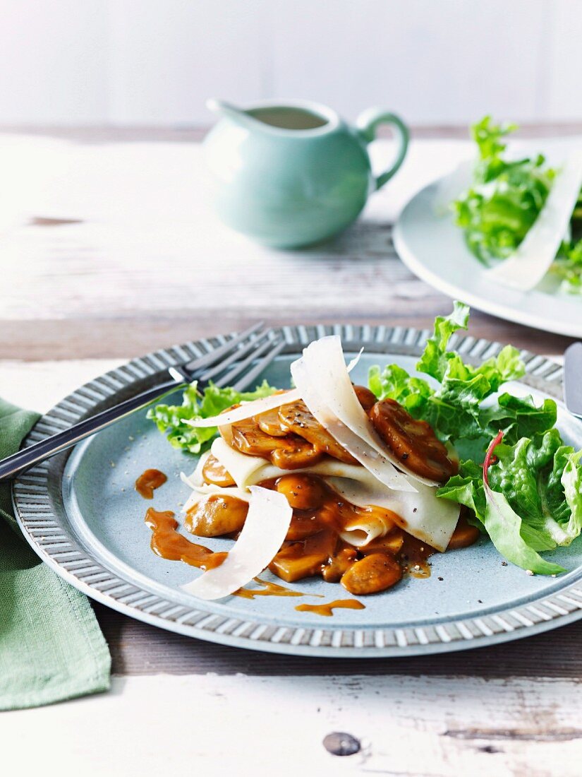 Pilzlasagne mit Blattsalat