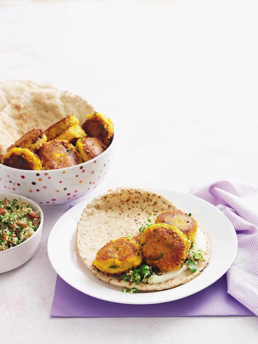 Karotten-Kichererbsen-Falafels mit Fladenbrot