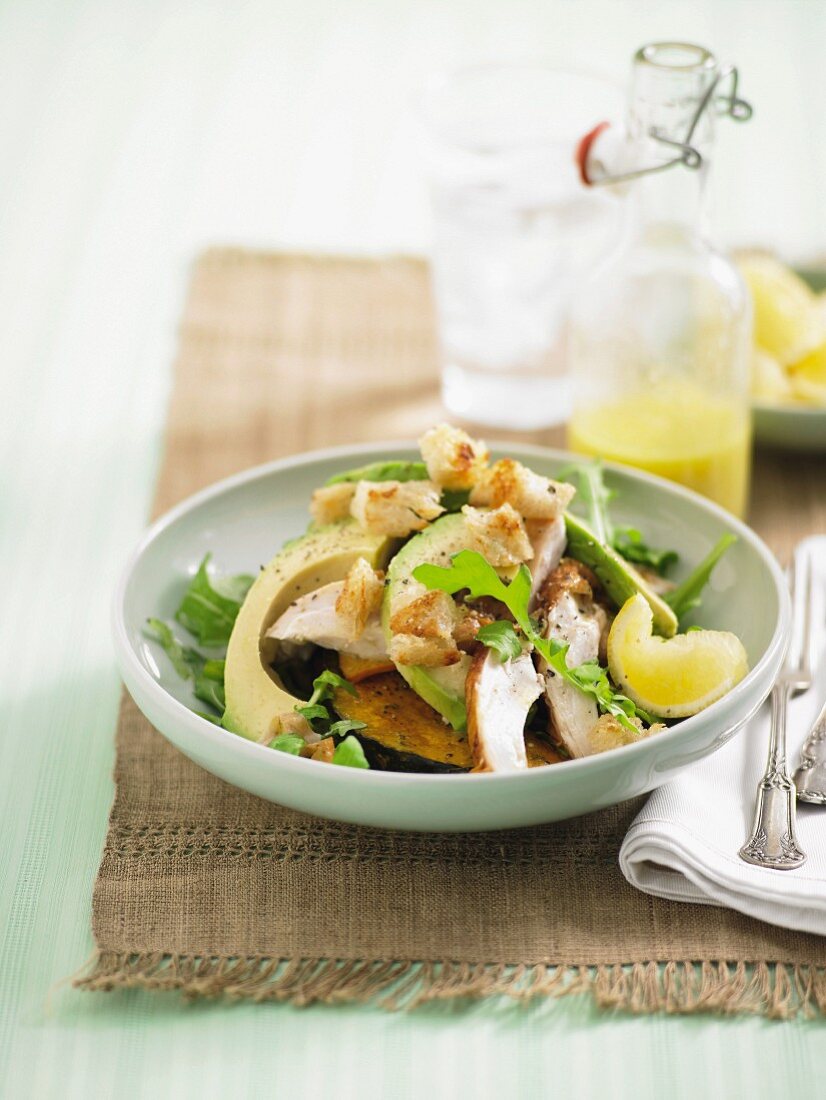 Avocadosalat mit Hähnchen, Brot und Kürbis