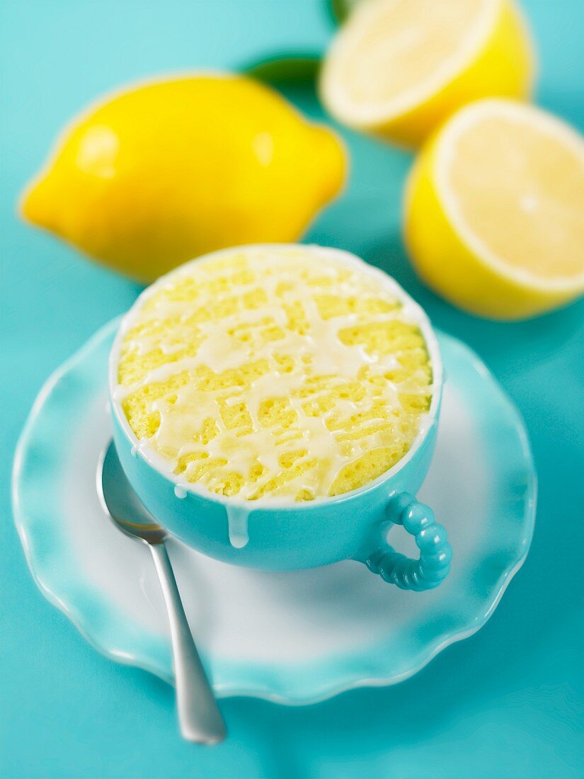 Kleiner Zitronenkuchen in der Tasse