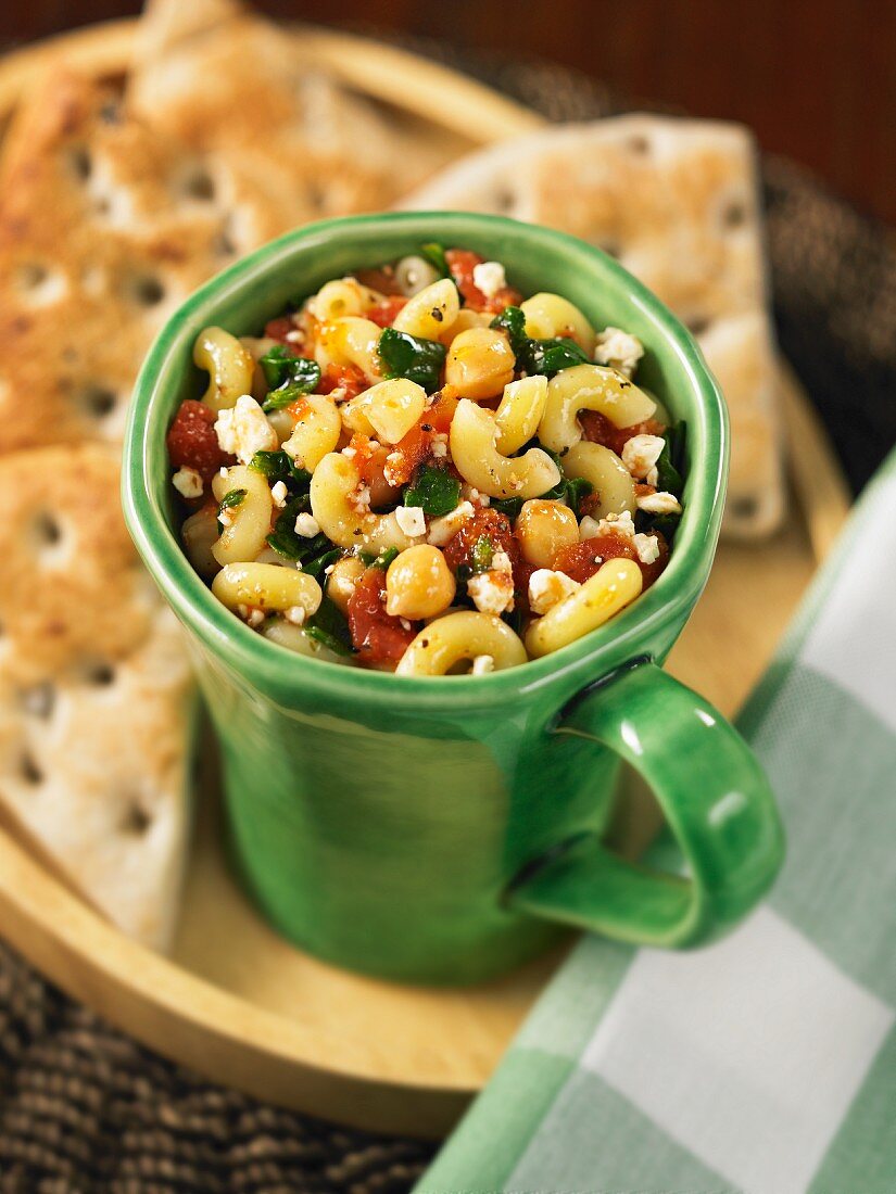 Hörnchennudeln mit Spinat, Feta und Kichererbsen, Focaccia