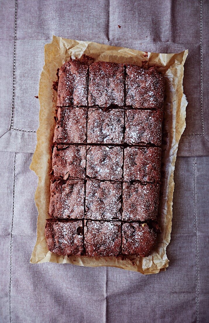 Schokoladen-Brownies mit Preiselbeeren zu Weihnachten