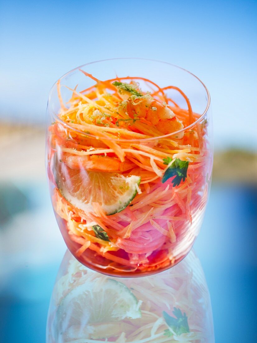 Carrot salad with prawns and limes