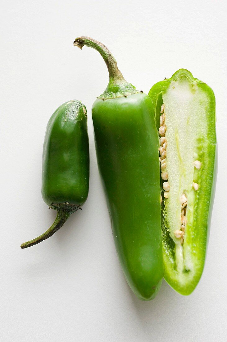 Jalapenos, ganz und halbiert