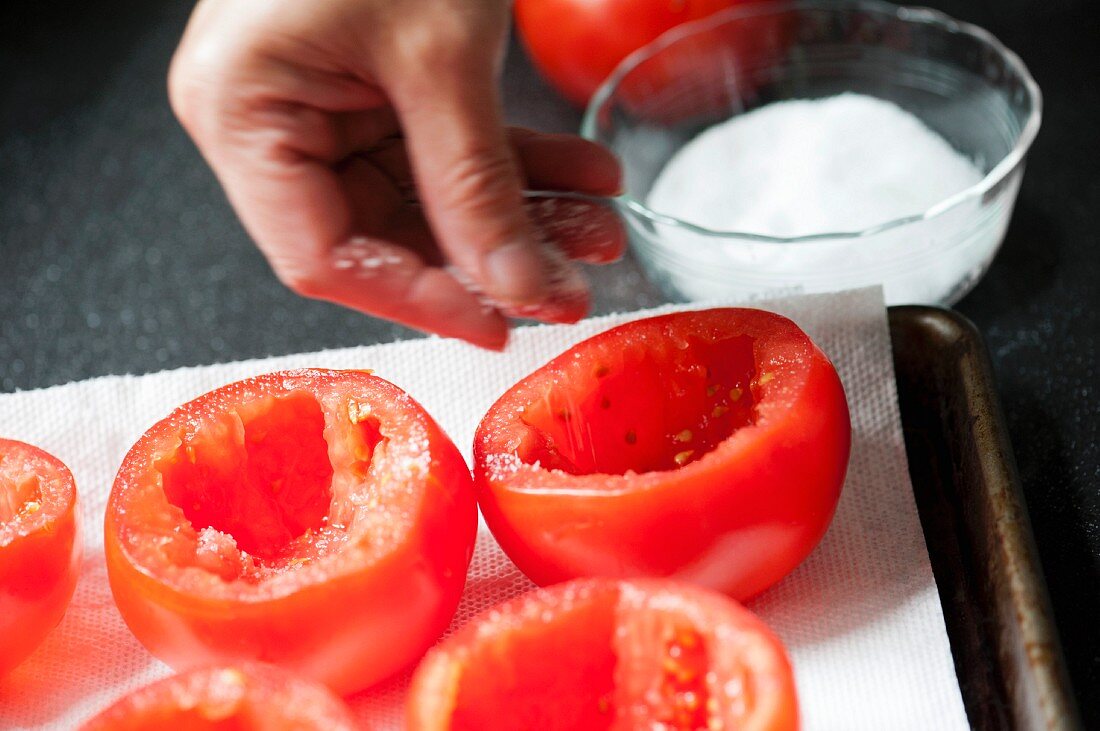 Ausgehöhlte Tomaten salzen