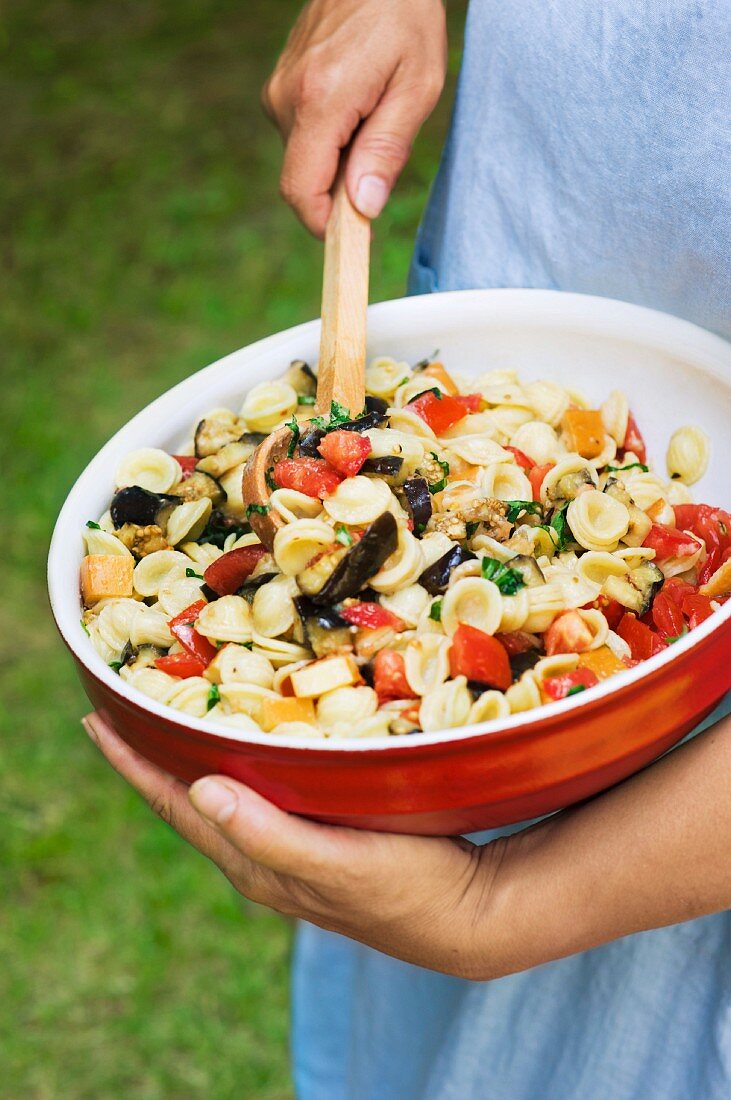 Nudelsalat mit Auberginen und Tomaten