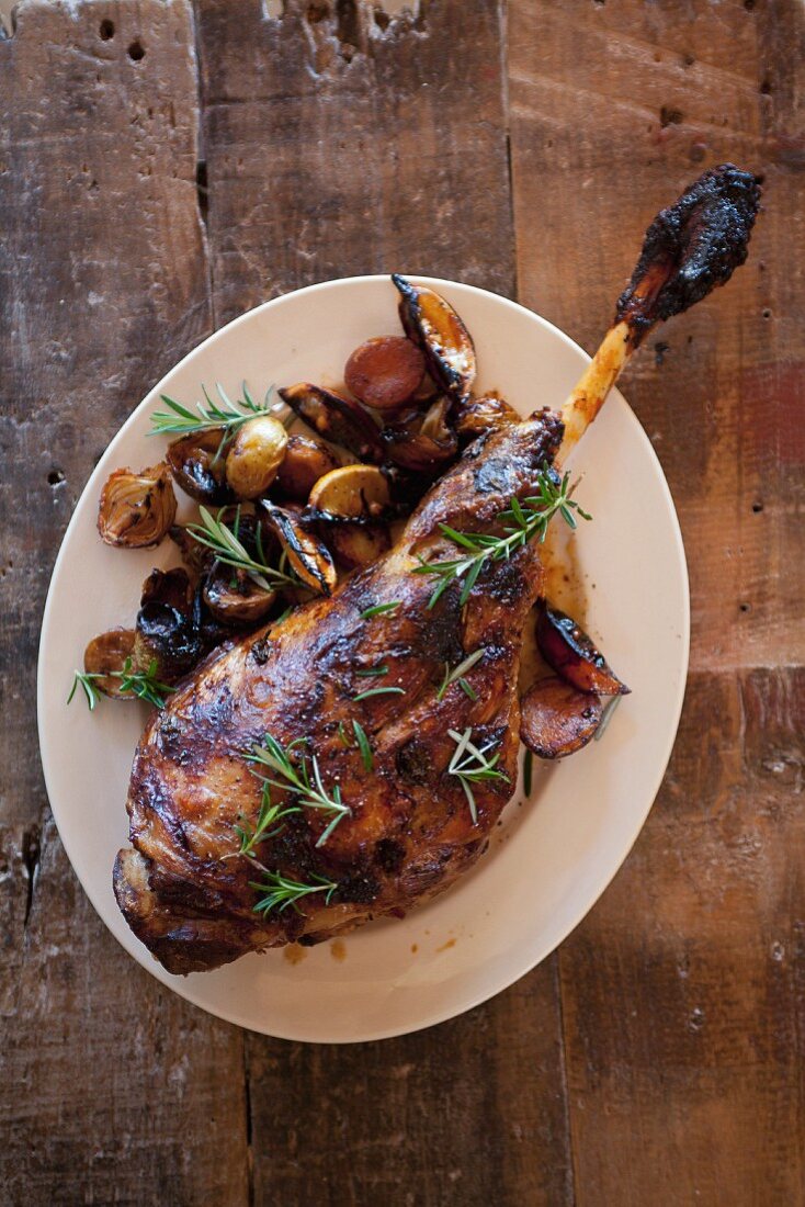 Christmas roast - leg of lamb with Mediterranean potatoes, shallots and rosemary