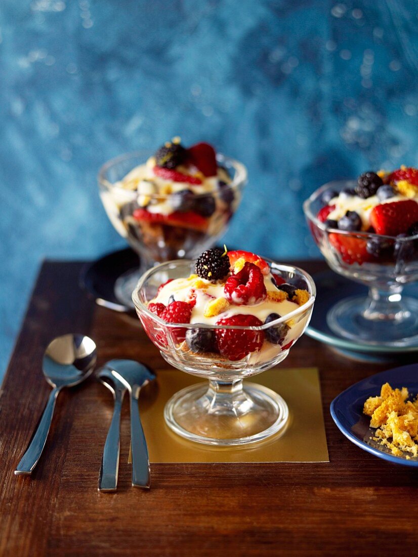 Beeren Trifle mit Vanillecreme und Walnussbiskuit