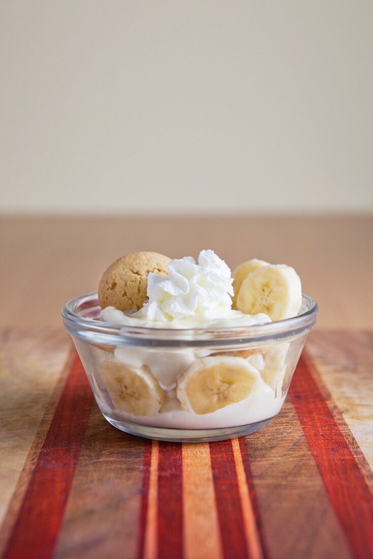 Banana pudding with cream and ameretti