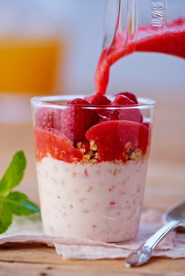 Yogurt muesli with raspberries