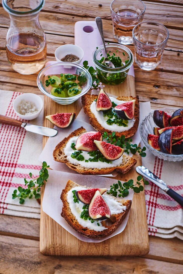 Tartines with yogurt, chives and fresh figs