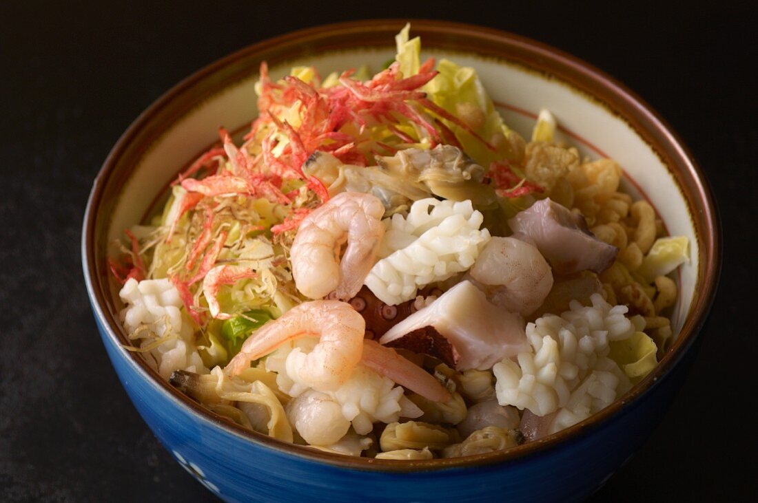 Gemüsesalat mit rohem Fisch