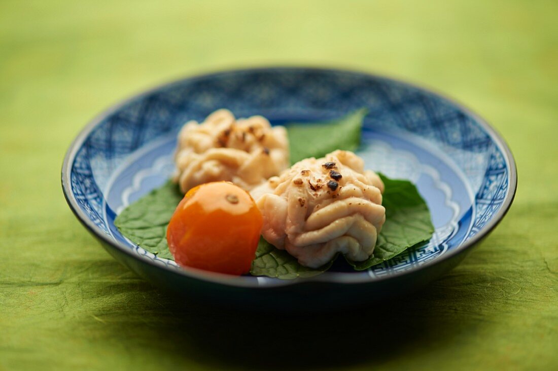 Fleischgericht mit Tomaten auf Blättern (Japan)