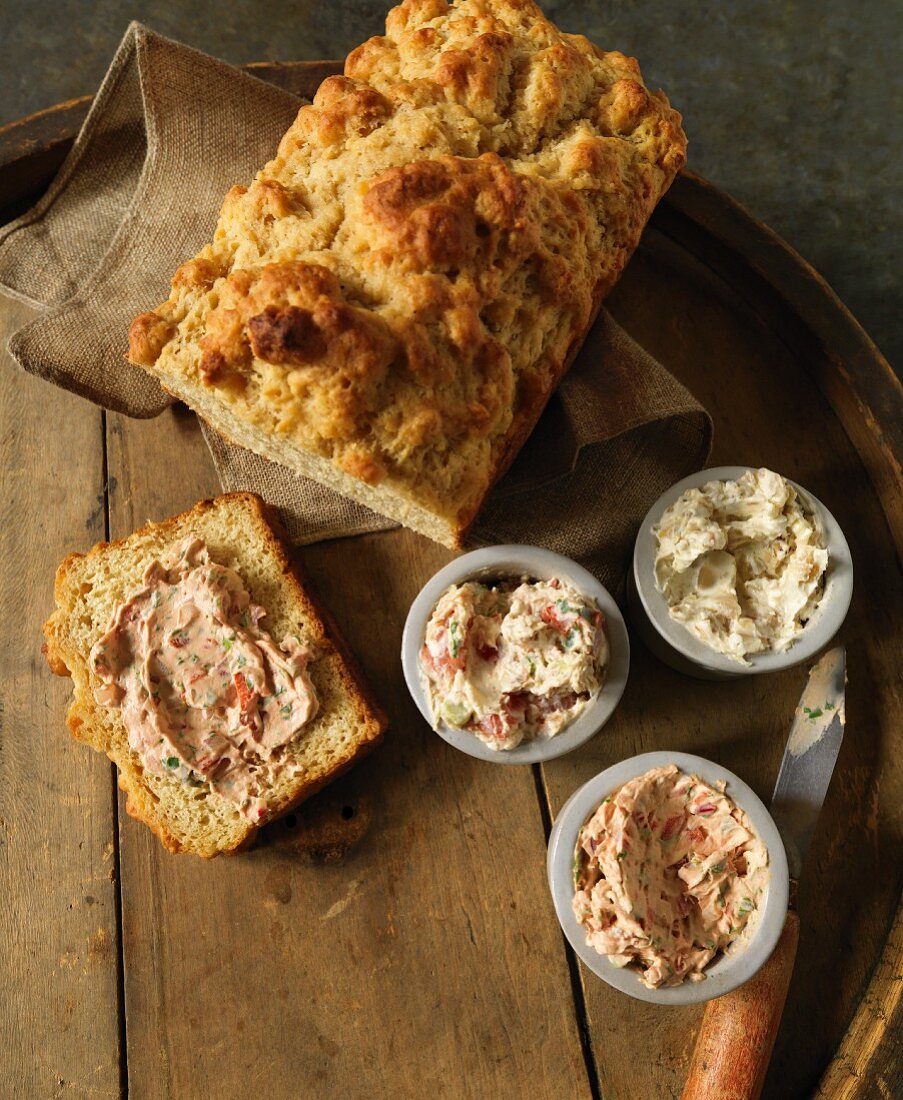 Frisches Brot mit verschiedenen Frischkäse-Aufstrichen